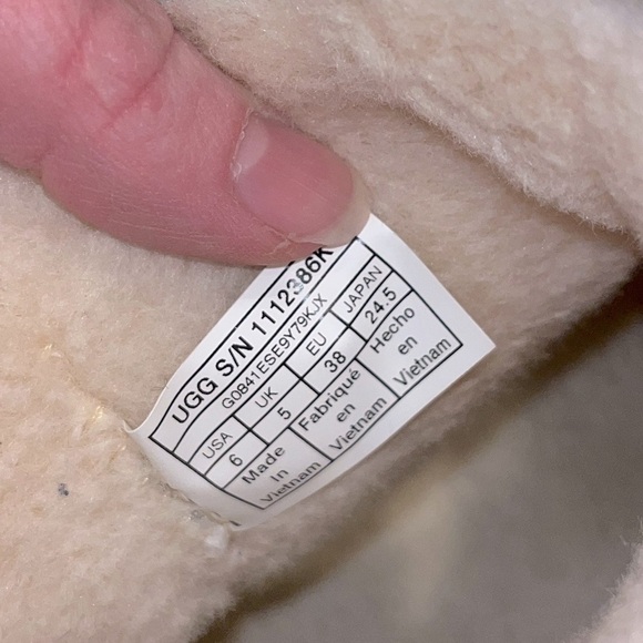 Conscious
UGG
Classic Clear "Natural Black" boots - Picture 7 of 7